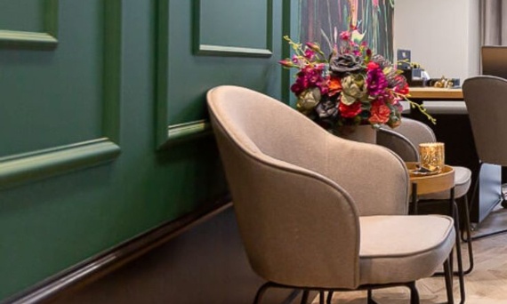 Sztukateria na ścianie od Mardom Decor – nowoczesna elegancja w Twoim salonie.